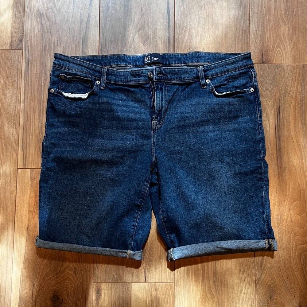 GAP Women's 9" Bermuda Jean Shorts